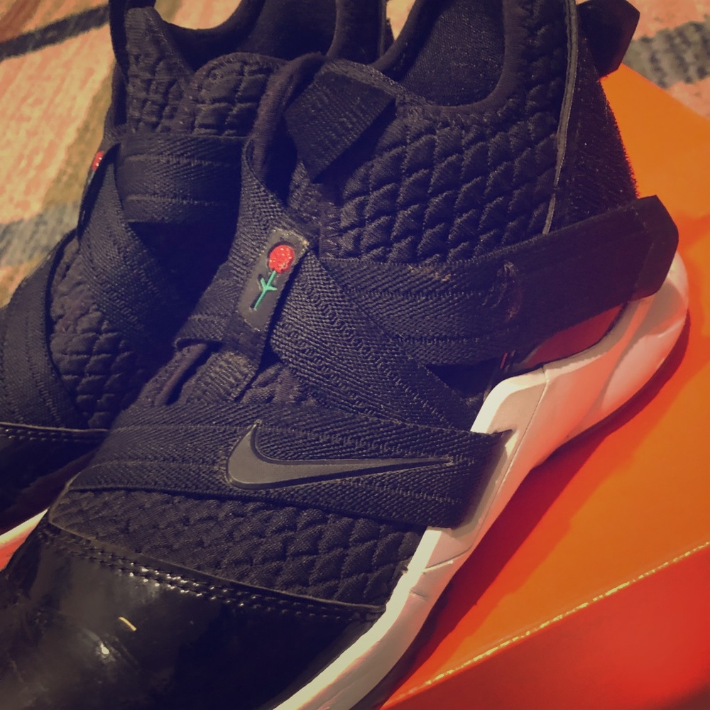Lebrons soldier 12’s basketball shoes